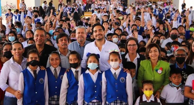Presidente Municipal de Reynosa entrega computadoras a 4 primarias