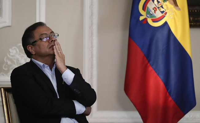 Presidente de Colombia pide a la Fiscalía investigar a su hijo y hermano
