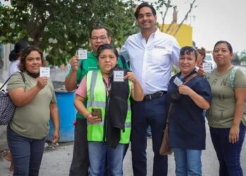 Entregó Alcalde de Reynosa folios para becas a habitantes de San Valentín