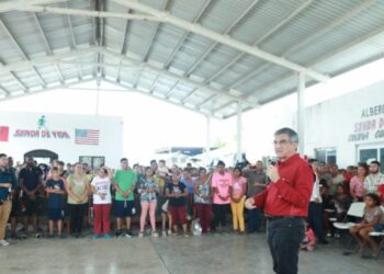 VISITA EL GOBERNADOR A MIGRANTES; LES OFRECE AYUDA Y PROTECCIÓN
