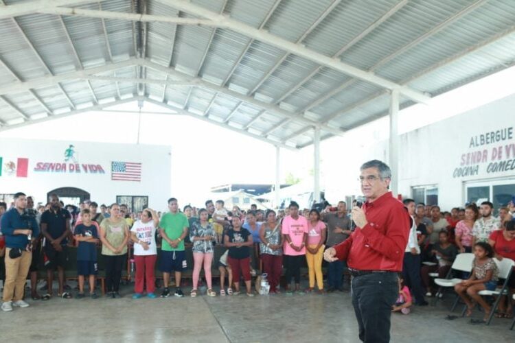 VISITA EL GOBERNADOR A MIGRANTES; LES OFRECE AYUDA Y PROTECCIÓN