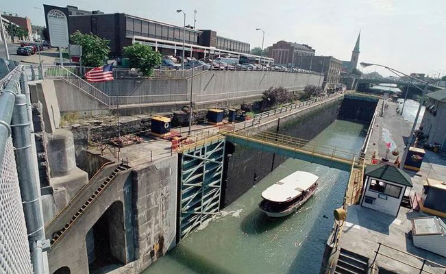 En NY, muere una persona al naufragar bote turístico en cueva subterránea