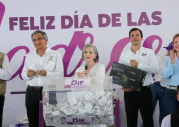 Consienten Américo y María a miles de mamás en su día