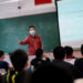 En China, escuelas piden a maestros no publicar fotos de sus vacaciones para evitar envidia
