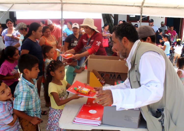 Reciben infantes útiles escolares y apoyan liberación de crías de tortugas marinas en Tamaulipas