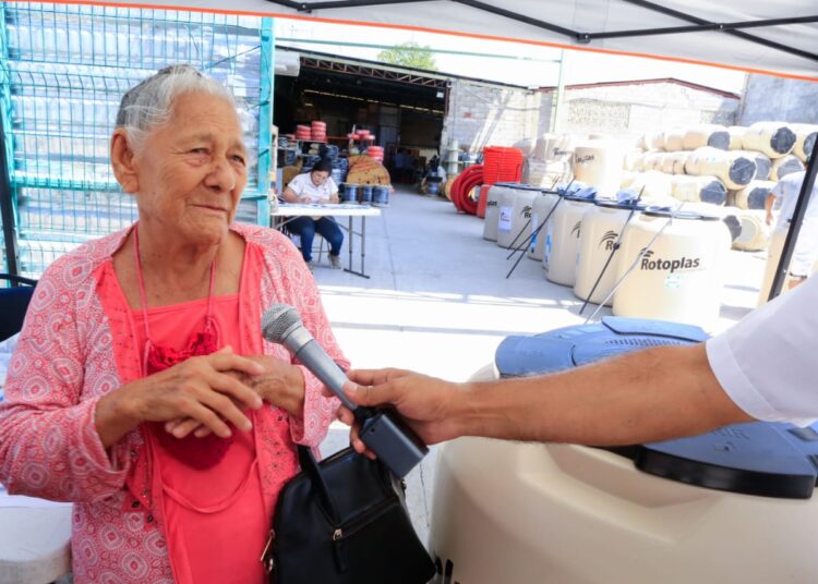 Familias victorenses reciben tinacos de parte del gobernador
