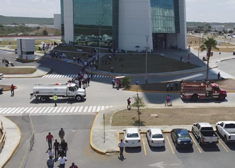 Realizan simulacro de incendio en Torre Bicentenario