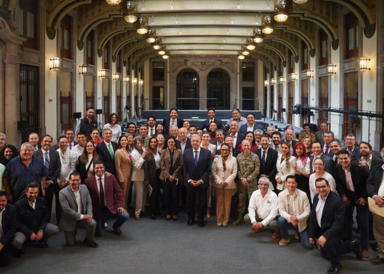 Acude Américo Villarreal a reunión con presidente AMLO y gobernadores