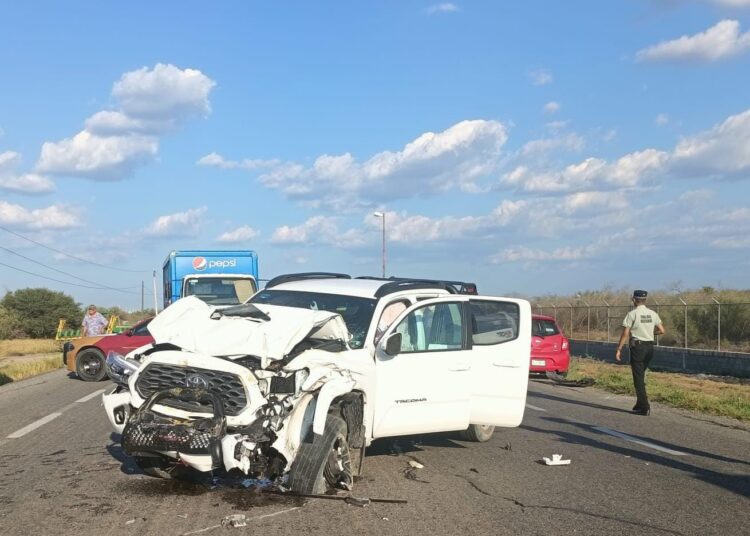 Guardia Estatal auxilia a víctimas de accidente múltiple
