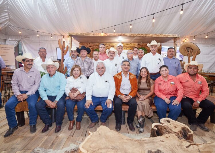 Entregan ganaderos al Gobernador AVA donativo con causa para el DIF Tamaulipas
