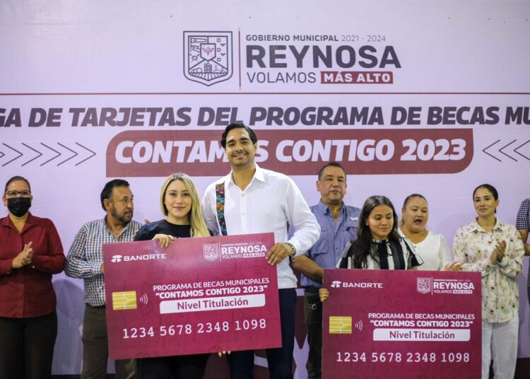 Entregó Carlos Peña Ortiz Becas de Titulación del Gobierno de Reynosa