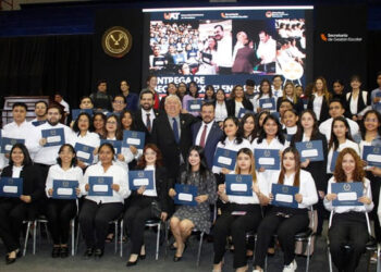 Entrega UAT becas a sus estudiantes de excelencia