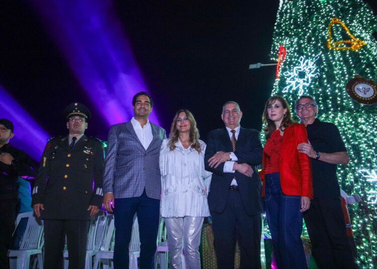 Acompañado por más de 7 mil reynosenses el Alcalde Carlos Peña Ortiz encendió el Pino de Navidad