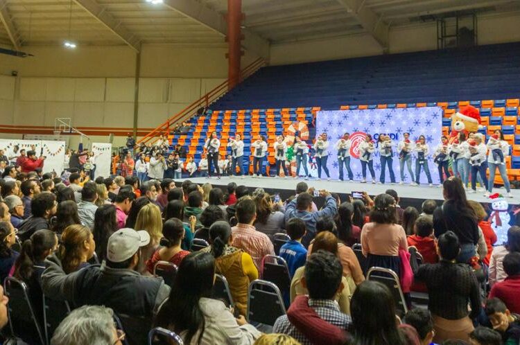 Preside esposa del rector festival navideño de la UAT 2023