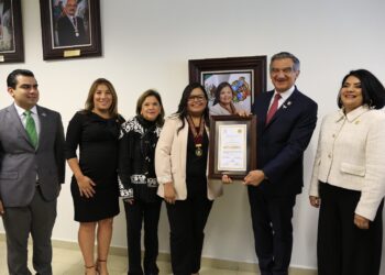 Atestigua Américo Villarreal entrega de medalla al mérito a investigadora matamorense