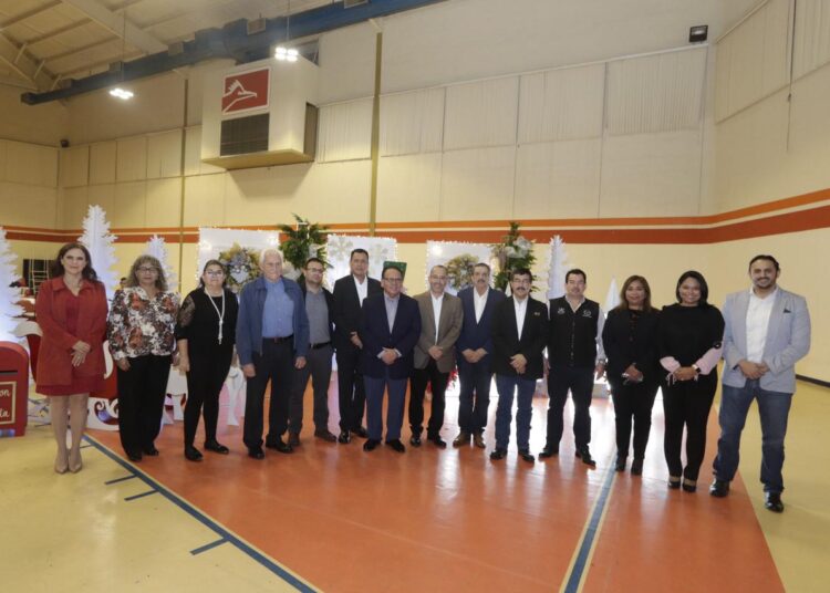 Rector Dámaso Anaya y docentes de la UAT comparten festejo navideño