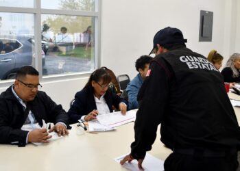 Guardia Estatal y personal de la SSPT reciben becas estatales