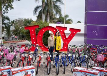 Entrega UAT donativo de bicicletas y herramientas de trabajo al DIF Tamaulipas