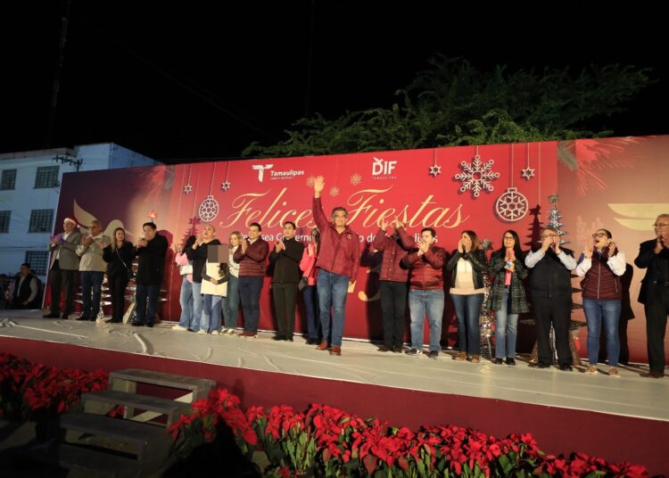 Américo y María conviven con familias durante desfile navideño